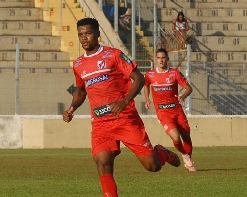 Penapolense contrata o atacante Romão