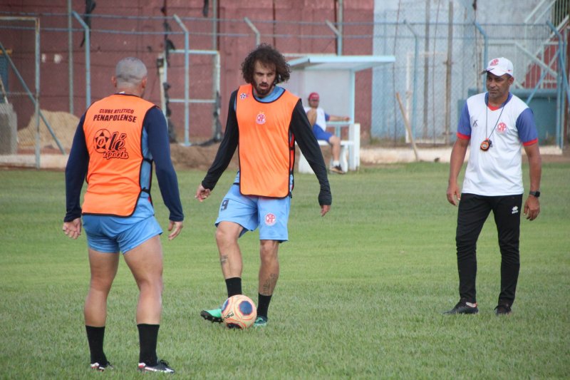 Alcântara tem dúvida na defesa para definir o time