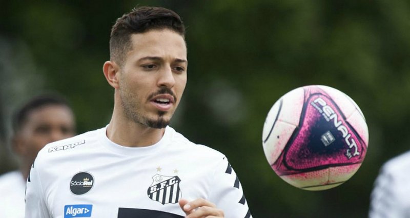 Santos diminui elenco para treinos em Atibaia