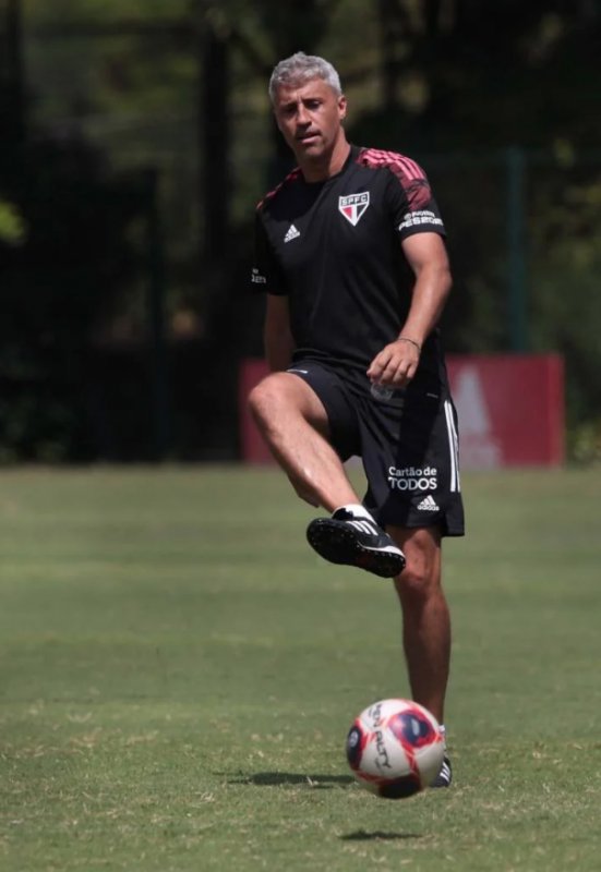 Departamento médico esvaziado é aliado de Crespo neste início no São Paulo