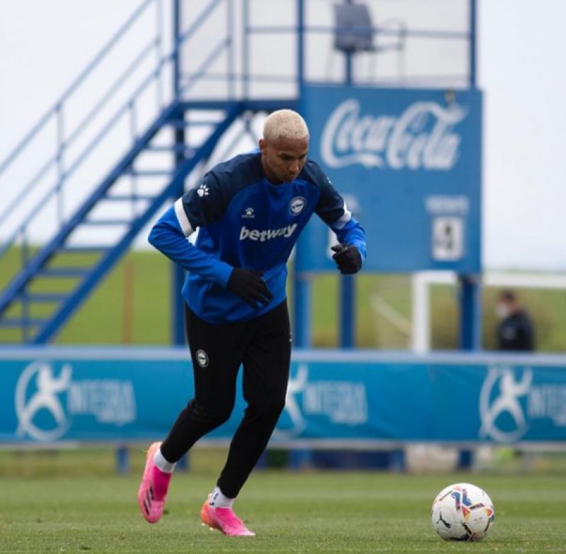 Emprestado pelo Palmeiras, Deyverson apresenta marcas negativas no Espanhol