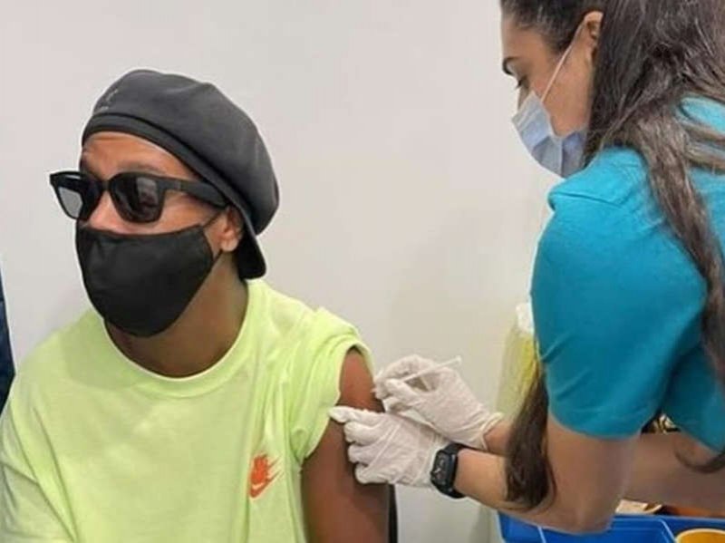 Ronaldinho Gaúcho toma vacina contra a Covid-19 em Dubai