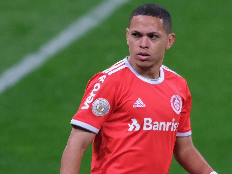 Marinho e reforços viajam para compor delegação do Santos