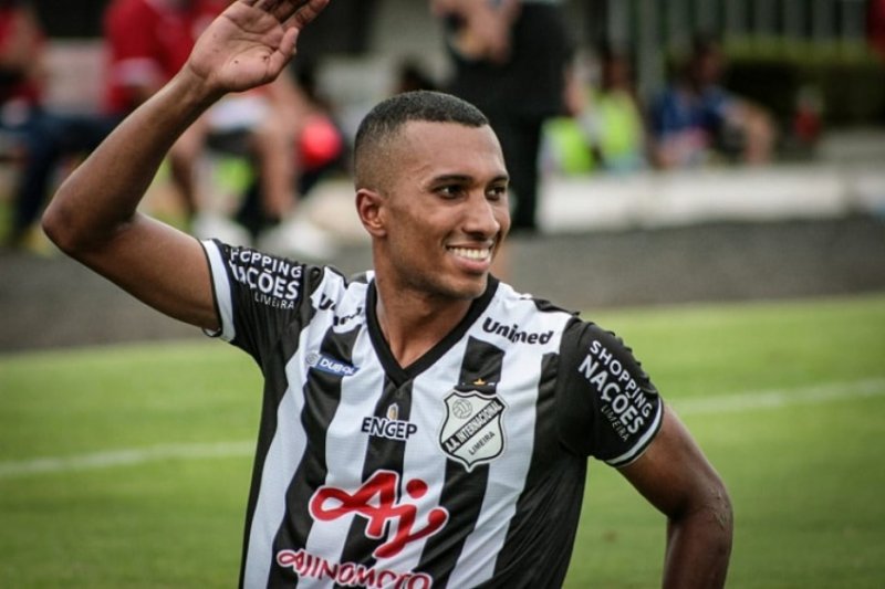 Santos enfrenta o Ceará na Vila Belmiro
