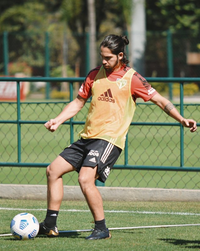 Luan treina com bola e deve jogar; Miranda ainda é dúvida