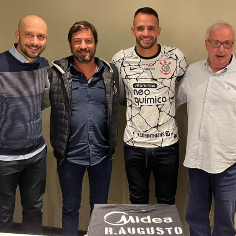 Corinthians oficializa o retorno de Renato Augusto