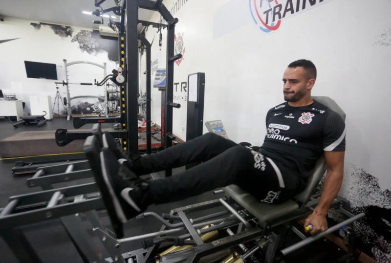 Renato Augusto faz testes físicos no Timão