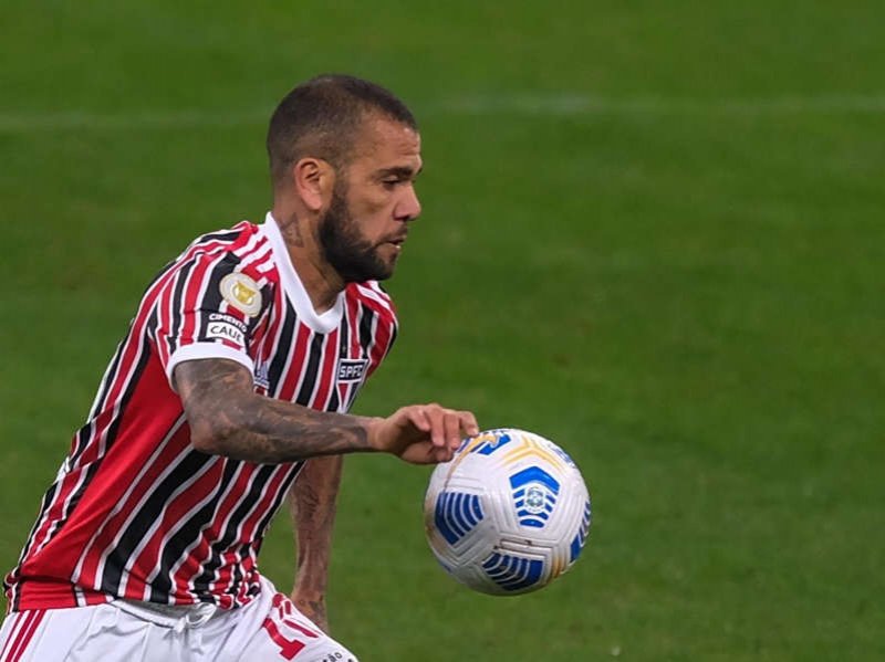 Diretoria do São Paulo expõe bastidores da situação de Daniel Alves