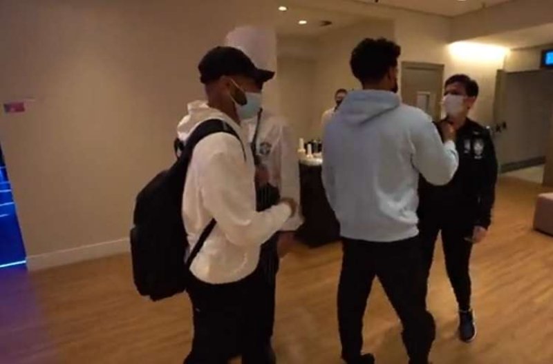 Neymar e Marquinhos se apresentam à Seleção