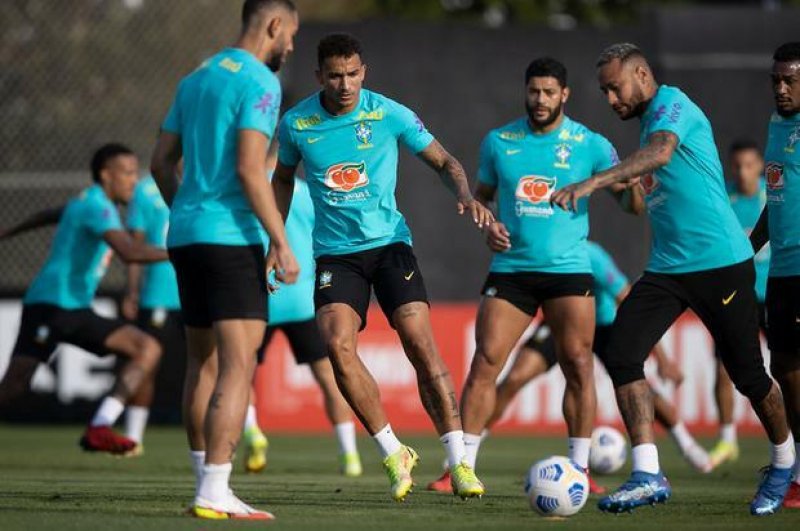 Brasil faz último treino antes de viagem ao Recife com escalação indefinida