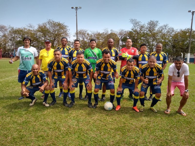 Equipe goleia no mini-campo 45 anos