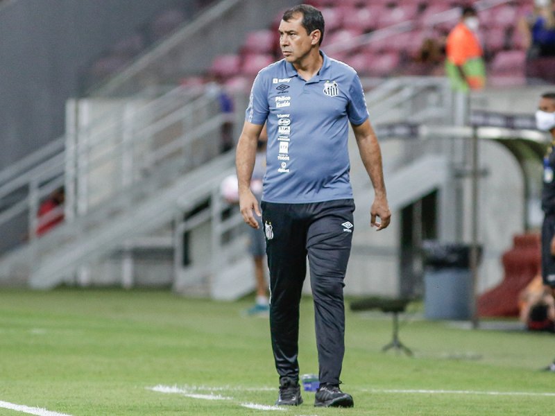 Carille deve voltar a ter quatro jogadores na defesa