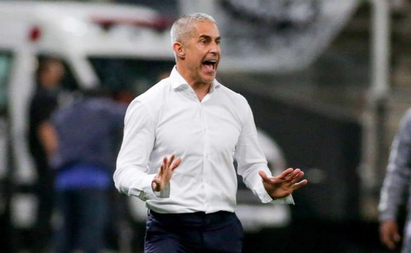Após ser vaiado, Sylvinho expõe ambiente interno no Corinthians