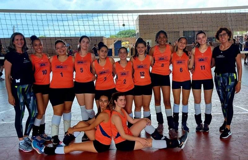 Times de vôlei e futebol participam de campeonatos estaduais