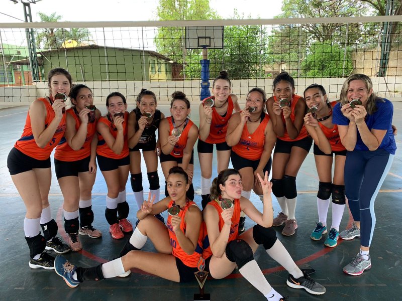 Vôlei feminino conquista medalha de bronze em copa estadual