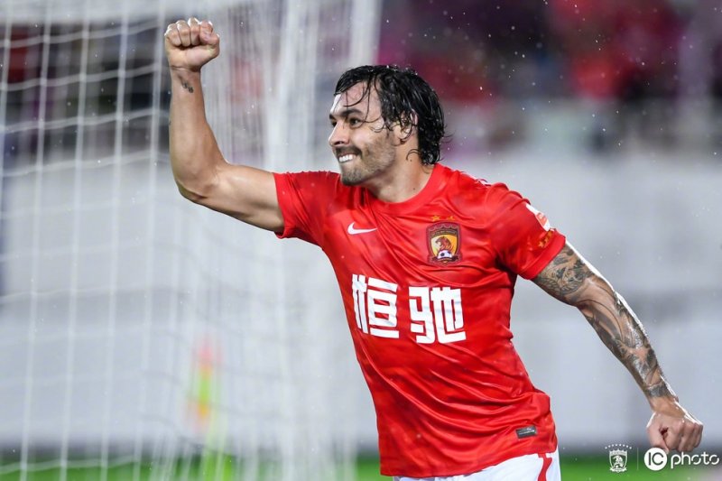 Torcedores invadem redes sociais de Goulart e pedem que atacante vá para o Santos