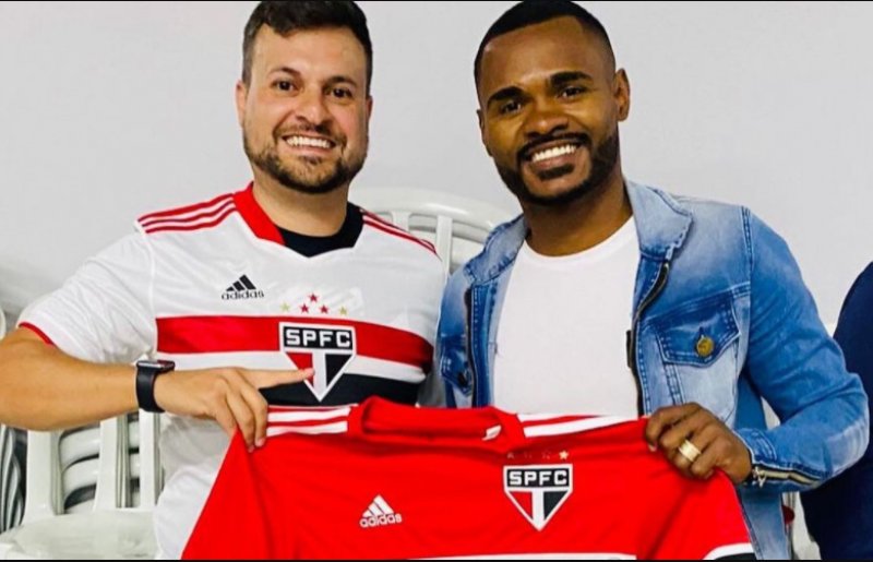 Nikão posa com camisa do São Paulo em meio a negociações