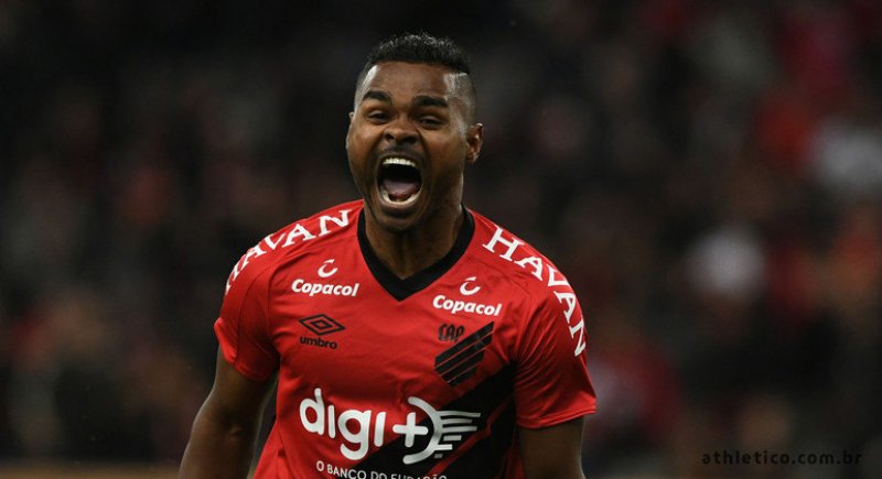 São Paulo oficializa contratação do atacante Nikão