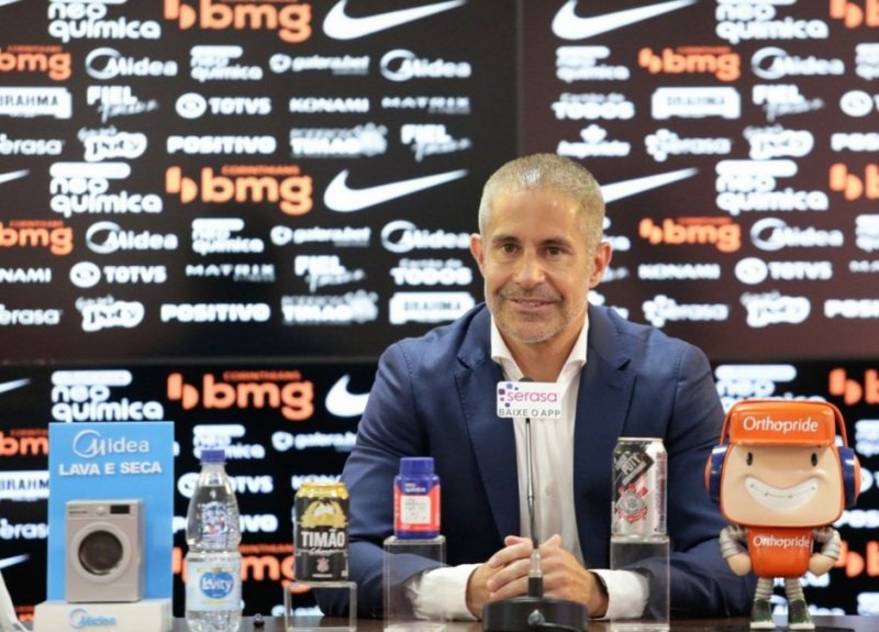 Coletiva de Sylvinho tem repercussão negativa