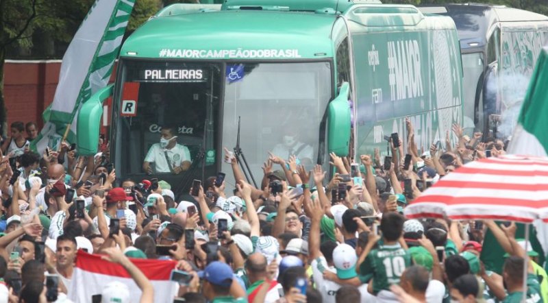 Palmeiras viaja a Abu Dhabi invicto em 2022 e com o apoio da torcida na porta do CT