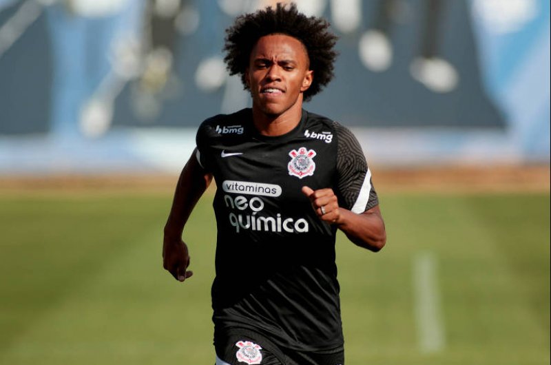 Willian treina com o grupo e Corinthians segue preparação para enfrentar o Ituano