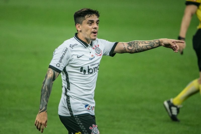 Fagner se recupera e treina normalmente com elenco do Corinthians