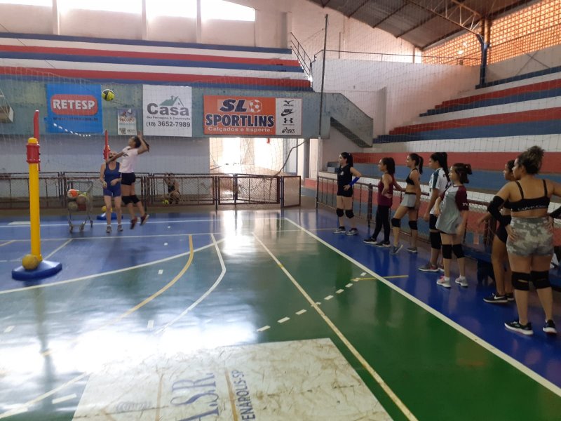 Voleibol feminino oferece turmas para crianças e adultos