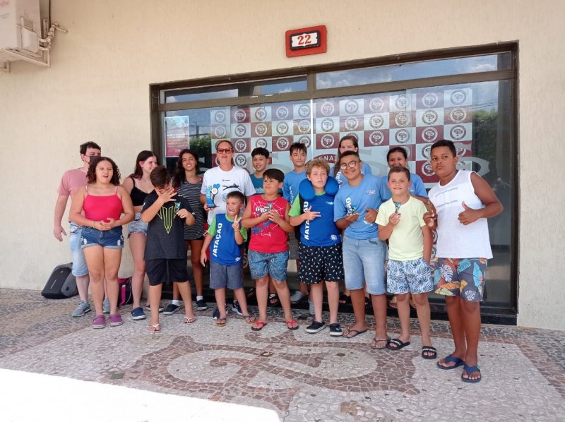 Alunos da escolinha de natação conquistam medalhas em Marília