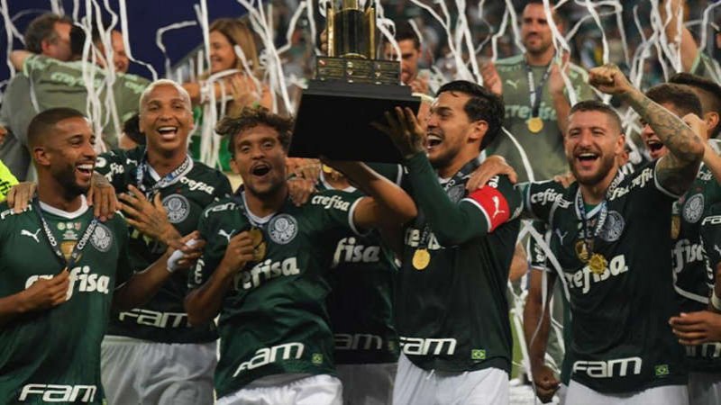 Zagueiro Gómez é o primeiro estrangeiro a erguer uma taça pelo Palmeiras
