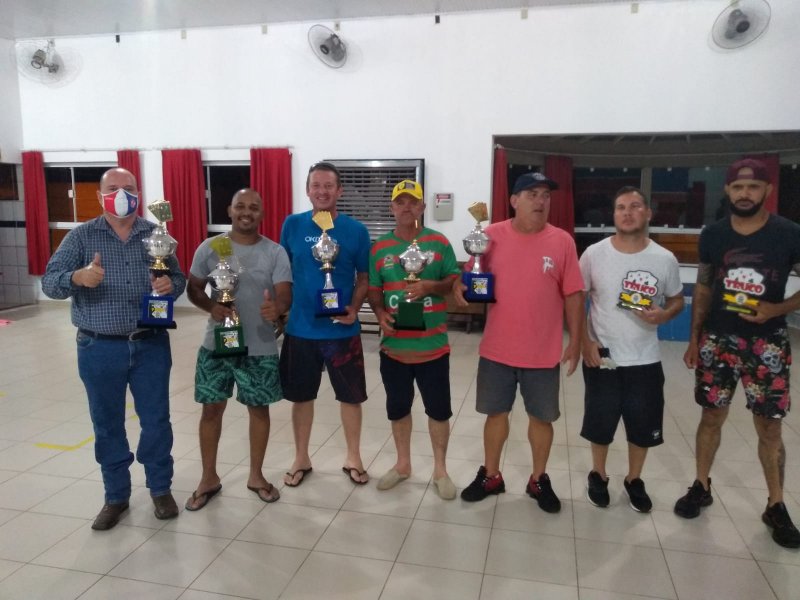 Edivaldo e Afonso vencem Torneio de Truco