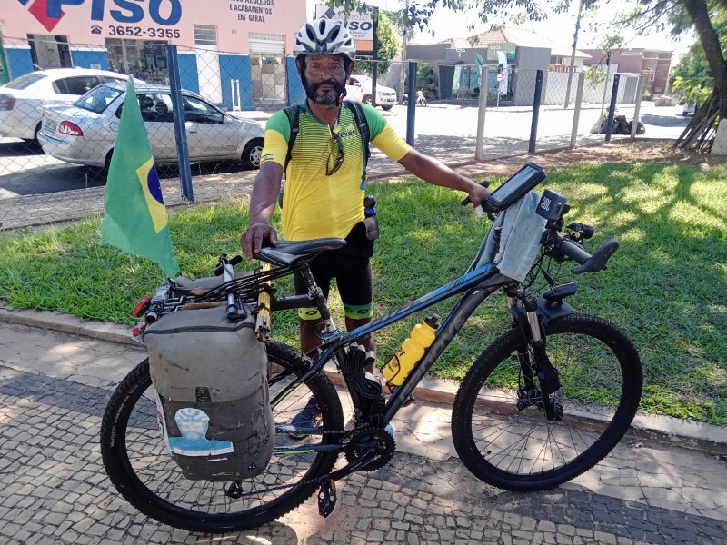 Cumprindo promessa, ciclista passa por Penápolis