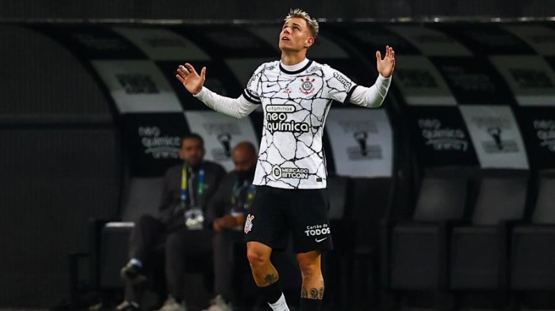 Corinthians vence Avaí com três de Guedes e assume a liderança