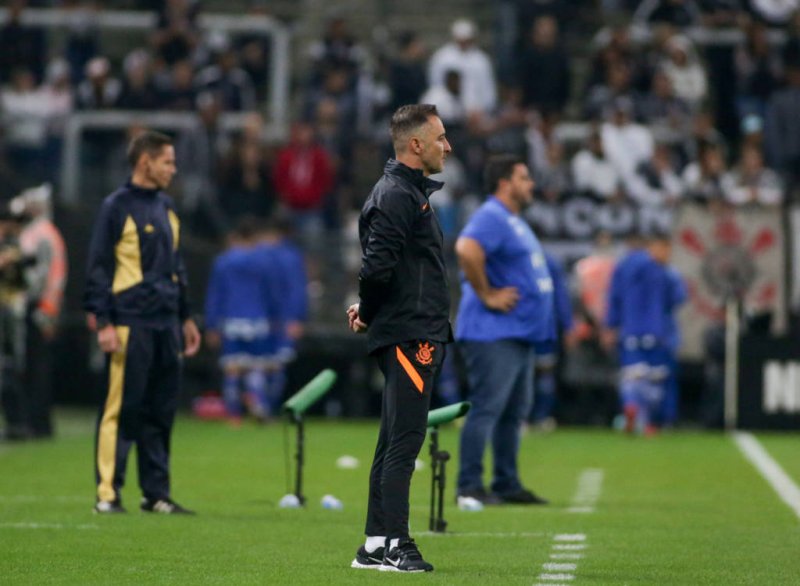 Vítor Pereira completa dez jogos com o Corinthians e vive seu melhor momento