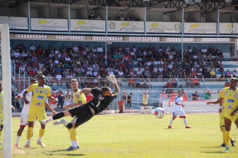 Penapolense vence e assume a liderança