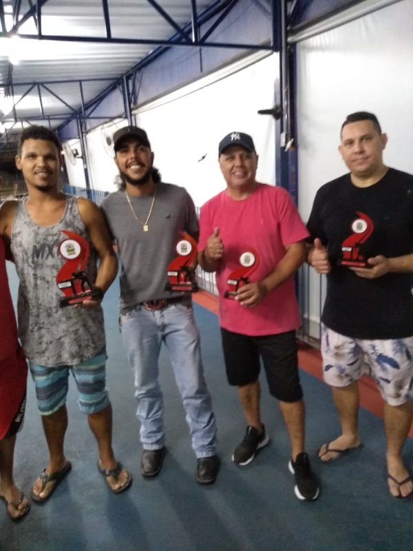 Torneio de Bilhar reúne 35 associados