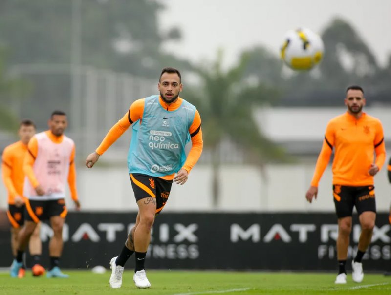 Vítor Pereira pode ter o volante Maycon de volta