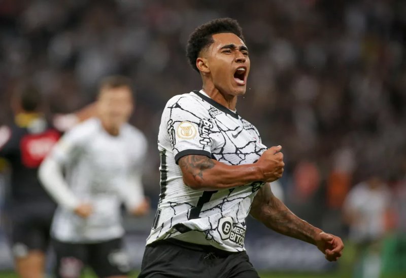 Corinthians renova contrato de Du Queiroz