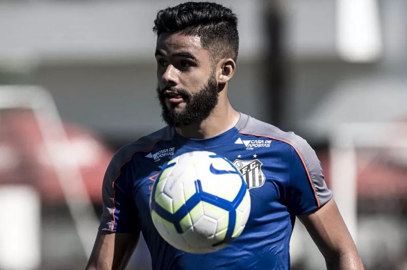 Santos enfrenta o Atlético/GO neste domingo