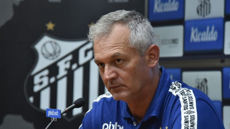 Lisca treina com elenco completo no Santos e tem dúvida na defesa