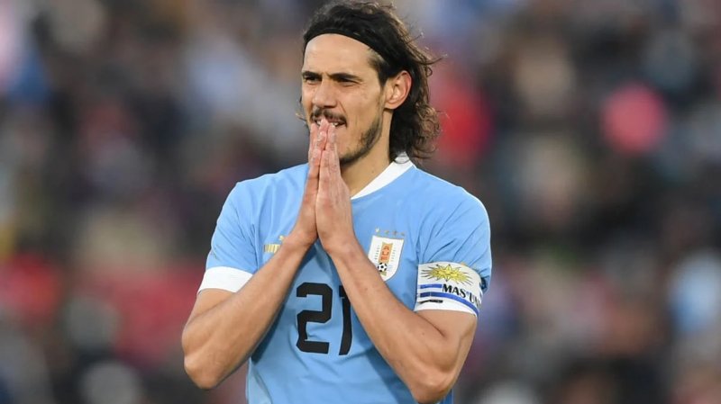 Livre no mercado, Cavani se aproxima de acerto com o Valencia, da Espanha