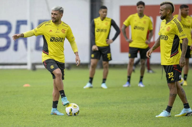 Arrascaeta volta a treinar com bola e deve enfrentar o Vélez Sarsfield