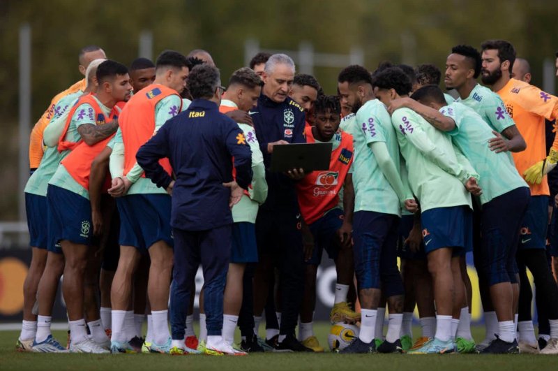 Amistoso: Tite confirma time titular e elogia Neymar