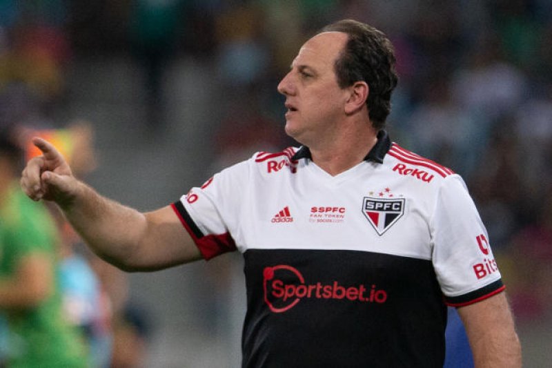 Ceni pode se tornar o quarto campeão como técnico e jogador
