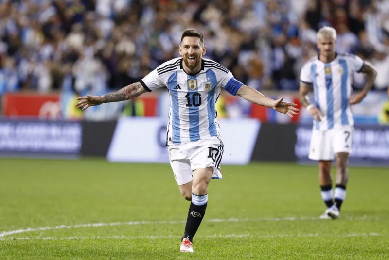 Revista elege Messi como o melhor da história e põe Pelé em 4º no ranking