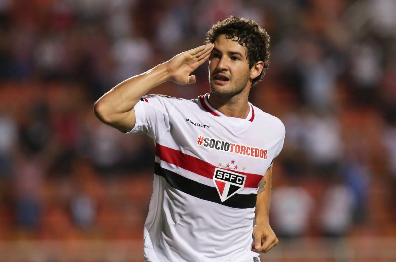 Alexandre Pato abre brecha por volta ao São Paulo