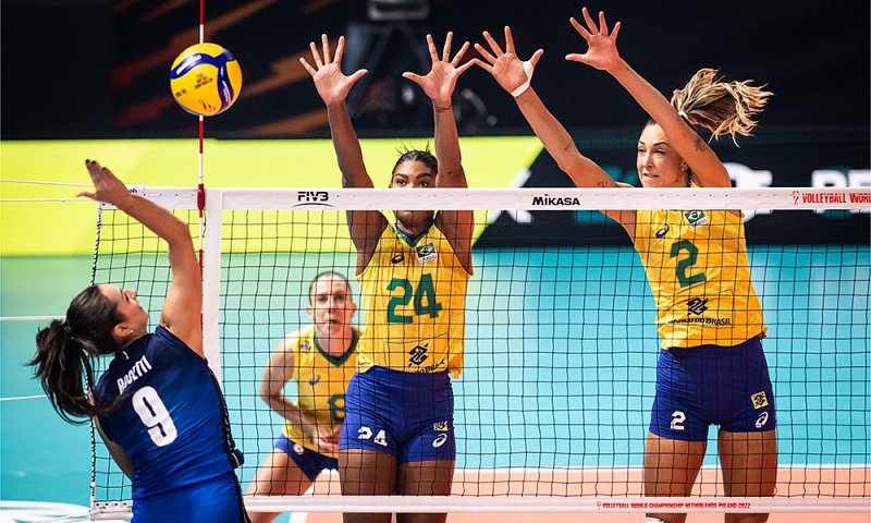 Brasil desafia invicta e atual campeã Sérvia por inédito título mundial de Vôlei