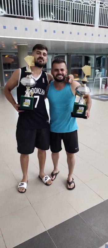 André e Roger vencem torneio de truco