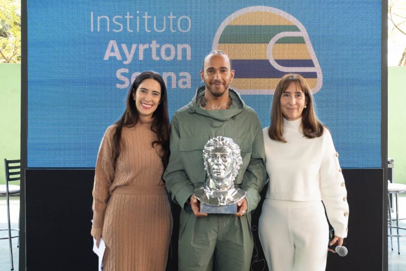 Lewis Hamilton visita escola pública em São Paulo ao lado de Viviane Senna