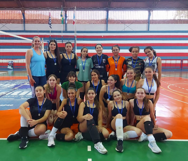 Secretaria de Esportes reúne alunas em festival Vôlei Fest