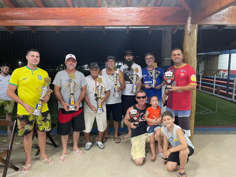 Paulo e Valdomiro vencem Torneio de Truco